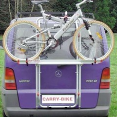 FIAMMA cykelhållare monterad bak på en Mercedes Vito med cykel säkrad på spår.